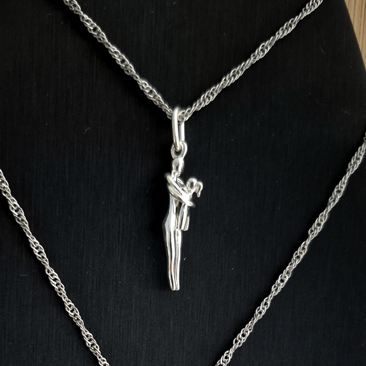 COLLAR DE PLATA  950 ABRAZO MADRE E HIJO(A)
